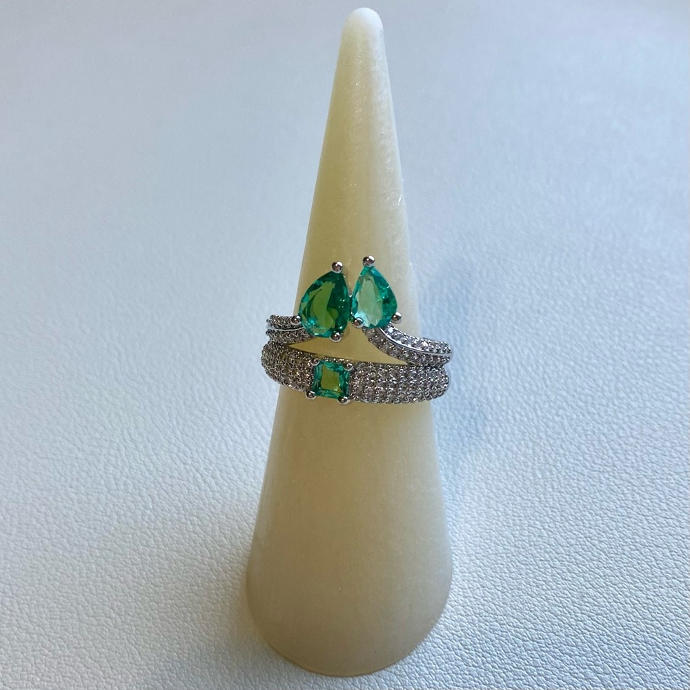 Elegant Silver and Green Gemstone Ring